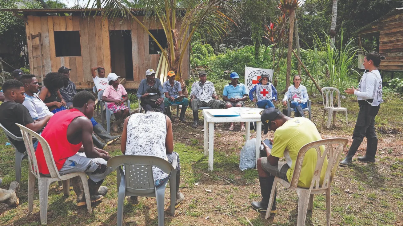 Una colaboradora del CICR en Colombia conversa con miembros de una comunidad.