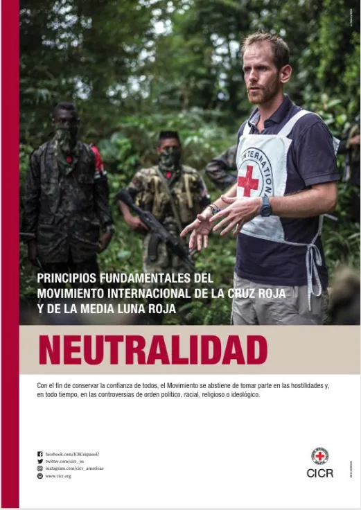 Posters con los siete principios fundamentales. Principio de Neutralidad. Una persona del CICR habla frente a personas de un grupo armado.