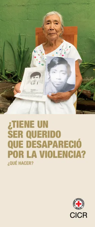 Portada del folleto informativo. Retrato de una persona que sostiene retratos de personas desaparecidas.