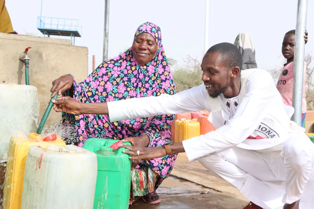 Asmaho puise de l’eau au forage du quartier CM Forces Vives de Dori