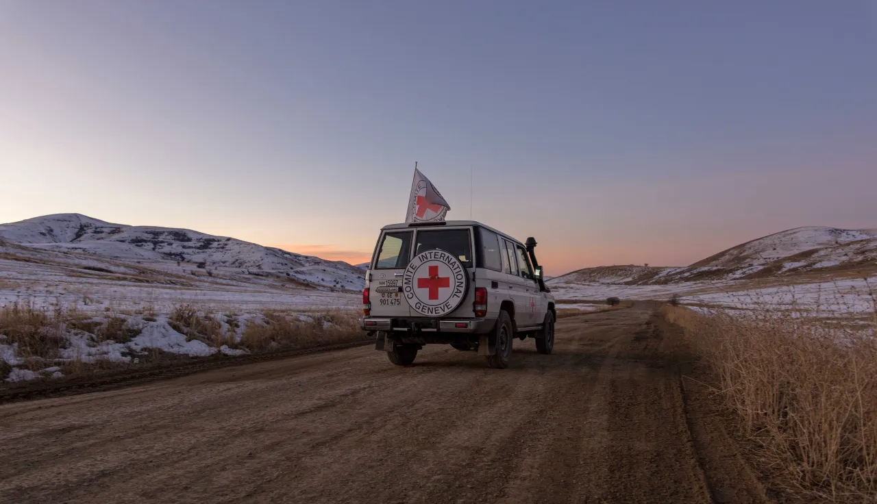 An ICRC vehicle at the border between Armenia and Azerbaijan. Areg Balayan/ICRC An ICRC vehicle at the border between Armenia and Azerbaijan.