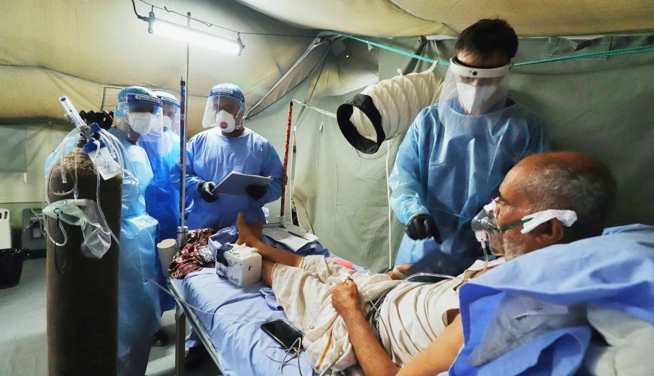 In Aden, Yemen, a patient potentially infected with COVID-19 receives care at an ICRC-supported COVID-19 health care centre.