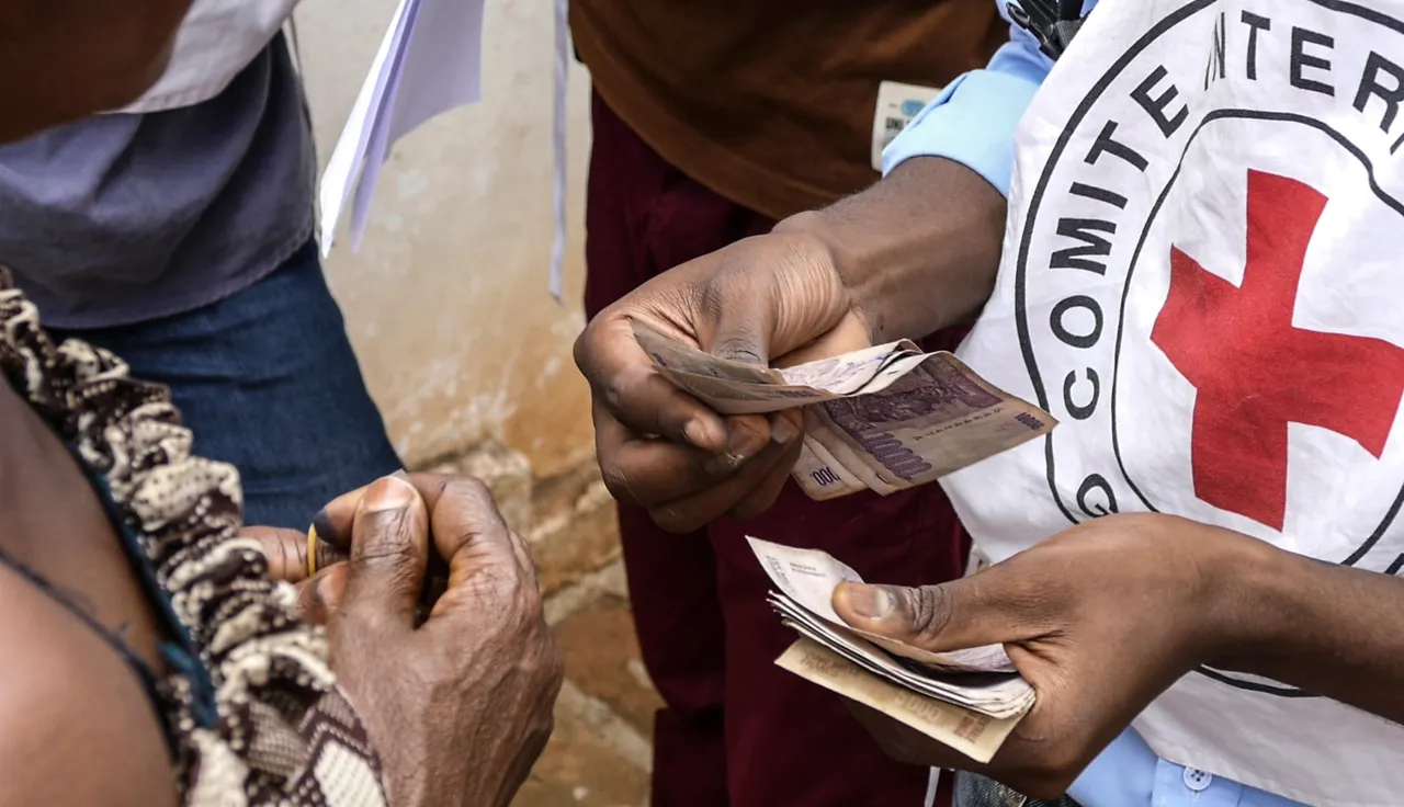 The ICRC financially assists Congolese people deported from Angola.