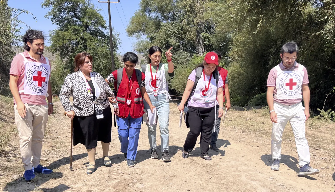 In Tovuz, the ICRC and the Red Crescent Society of Azerbaijan organize sessions to teach people about risk awareness and safe behaviour