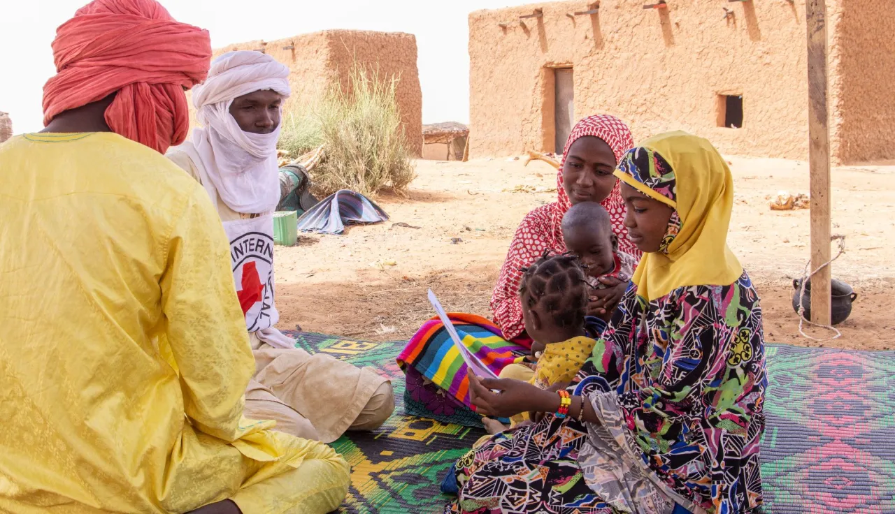 In Andéramboukane, a young woman whose parents passed away four years ago gets in touch with her aunt thanks to the ICRC's family connection services.