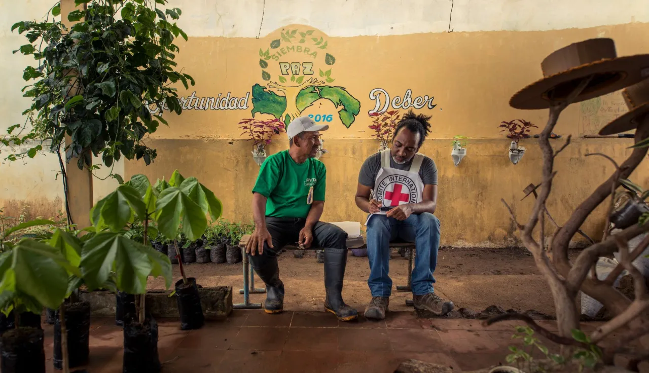 An ICRC staff member in discussion with Sembrando Paz vivarium manager at La Joya prison, Panama City.