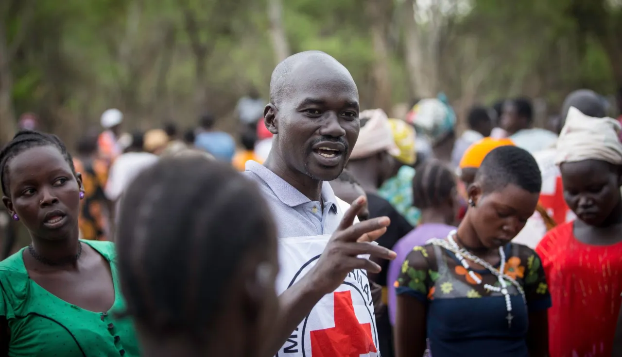 An ICRC staff explains how the distribution of seeds and tools is going to take place.