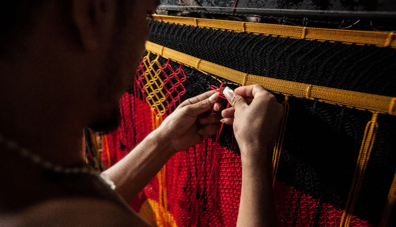 San Salvador, Cojutepeque Penal Center. A detainee weaving a hammock. 
