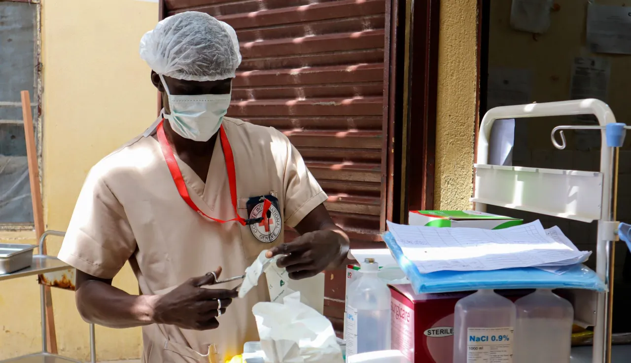 A member of the medical staff prepares the medical supplies in Adré, Abéché.