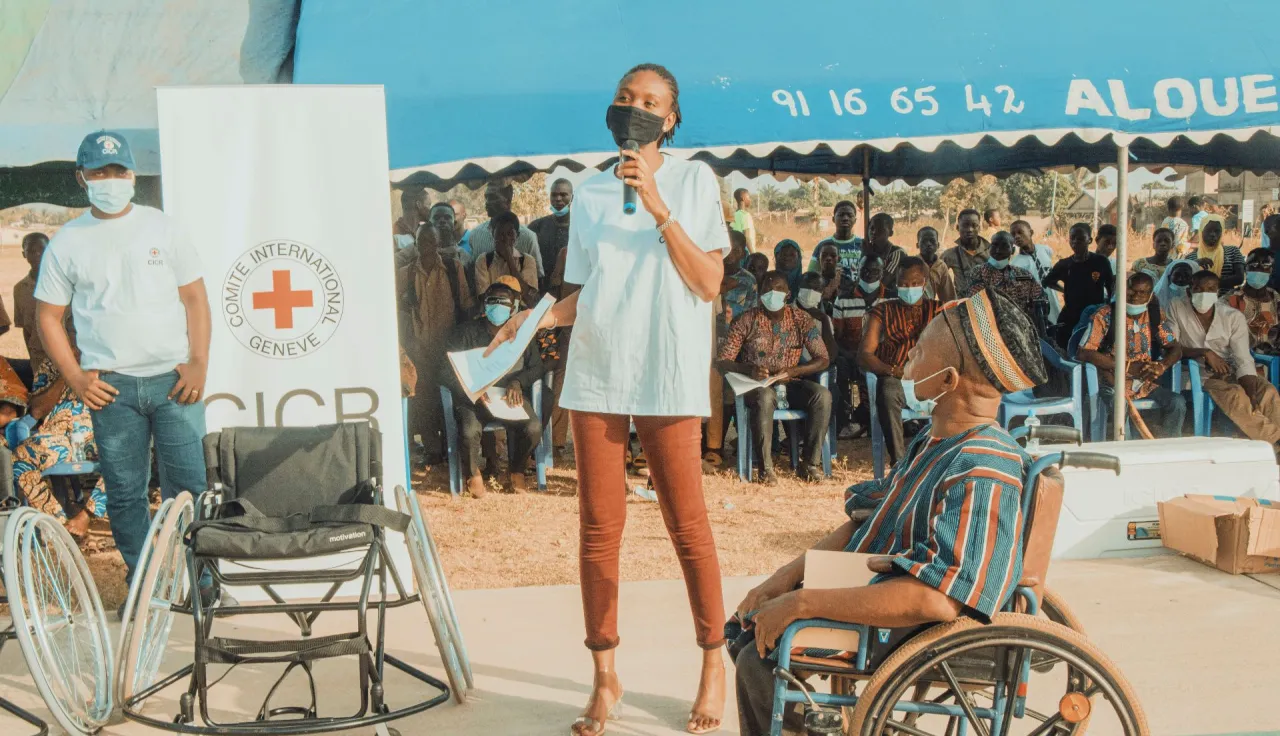 An ICRC delegate speaks before a hand-basketball match.
