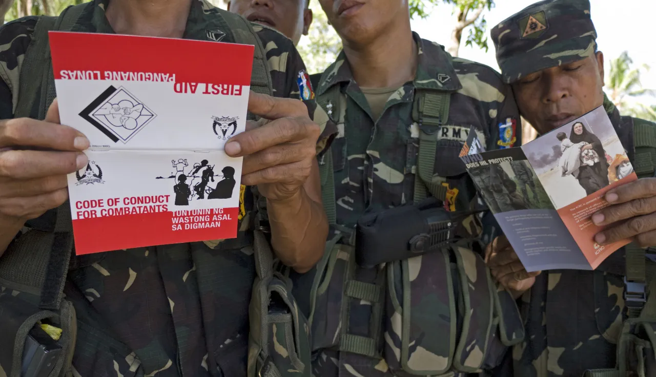 Members of an armed force group during an ICRC briefing on international humanitarian law.