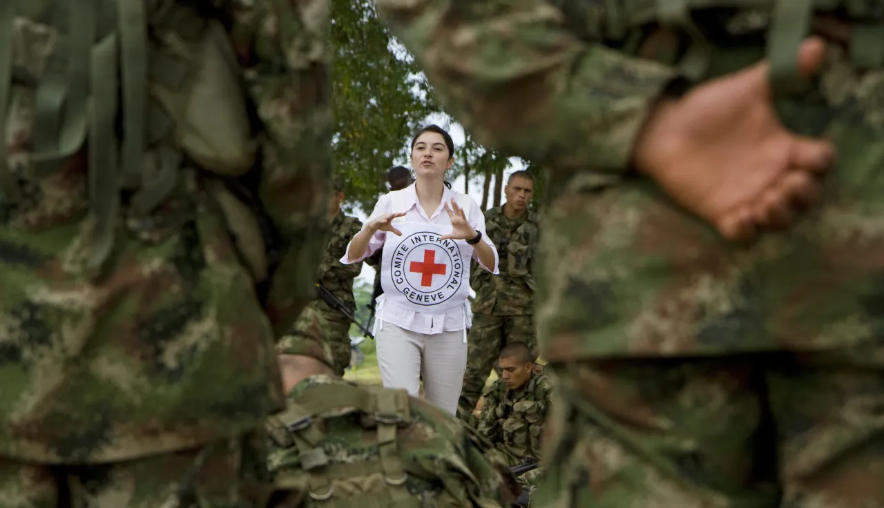 International humanitarian law dissemination session with soldiers of the Colombian armed forces. 