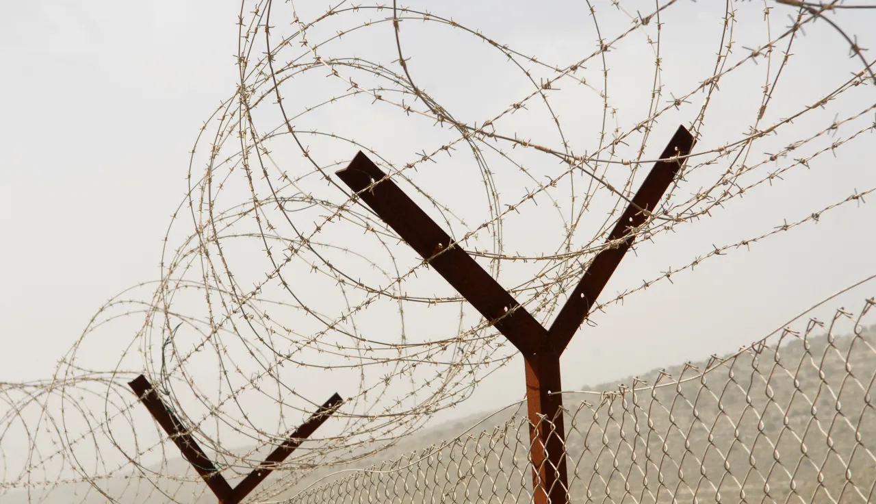 سور من الأسلاك الشائكة في الضفة الغربية