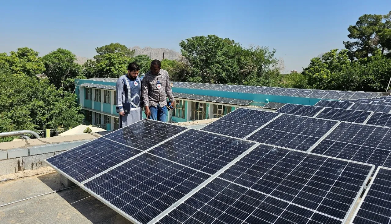 ICRC staff inspecting the solar hybrid power system installed on the roof of the Mirwais Regional Hospital. Mohammad Masoud SAMIMI/ICRC ICRC Water and Habitat staff inspecting the newly installed solar hybrid power system at Mirwaid Regional Hospital in Kandahar