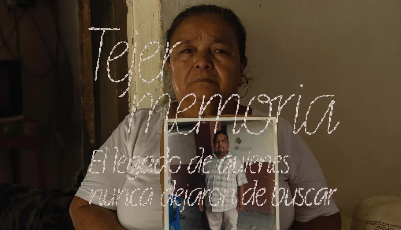 La mamá de Gustavo y Geovanny sostiene una fotografía 