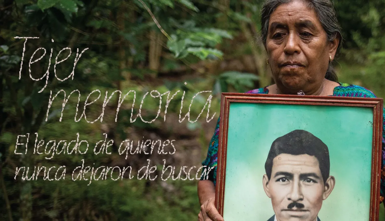 Paula Martín sostiene el retrato de su papá