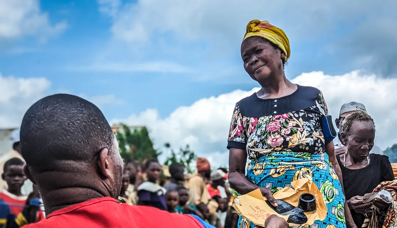 Uma agricultora recebe sementes do CICV durante uma distribuição na República Democrática do Congo.