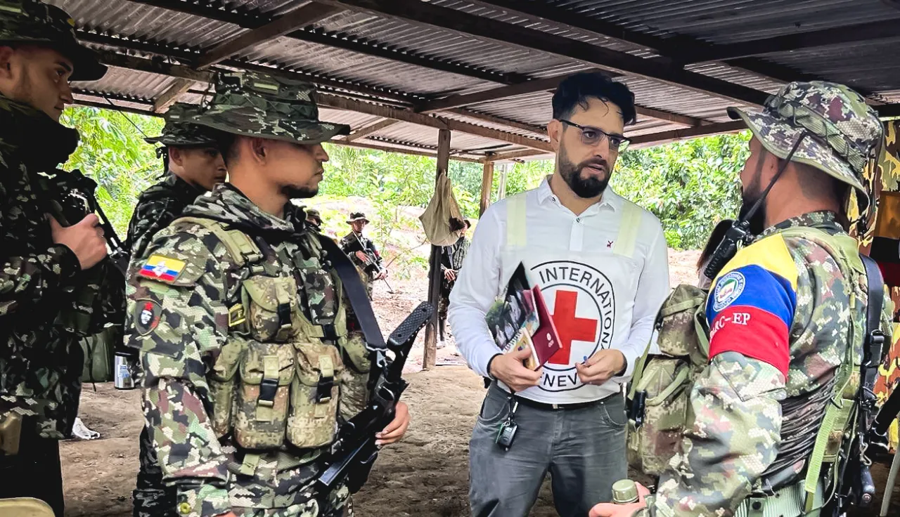 Trabajador del CICR en diálogo con un portador de armas. 