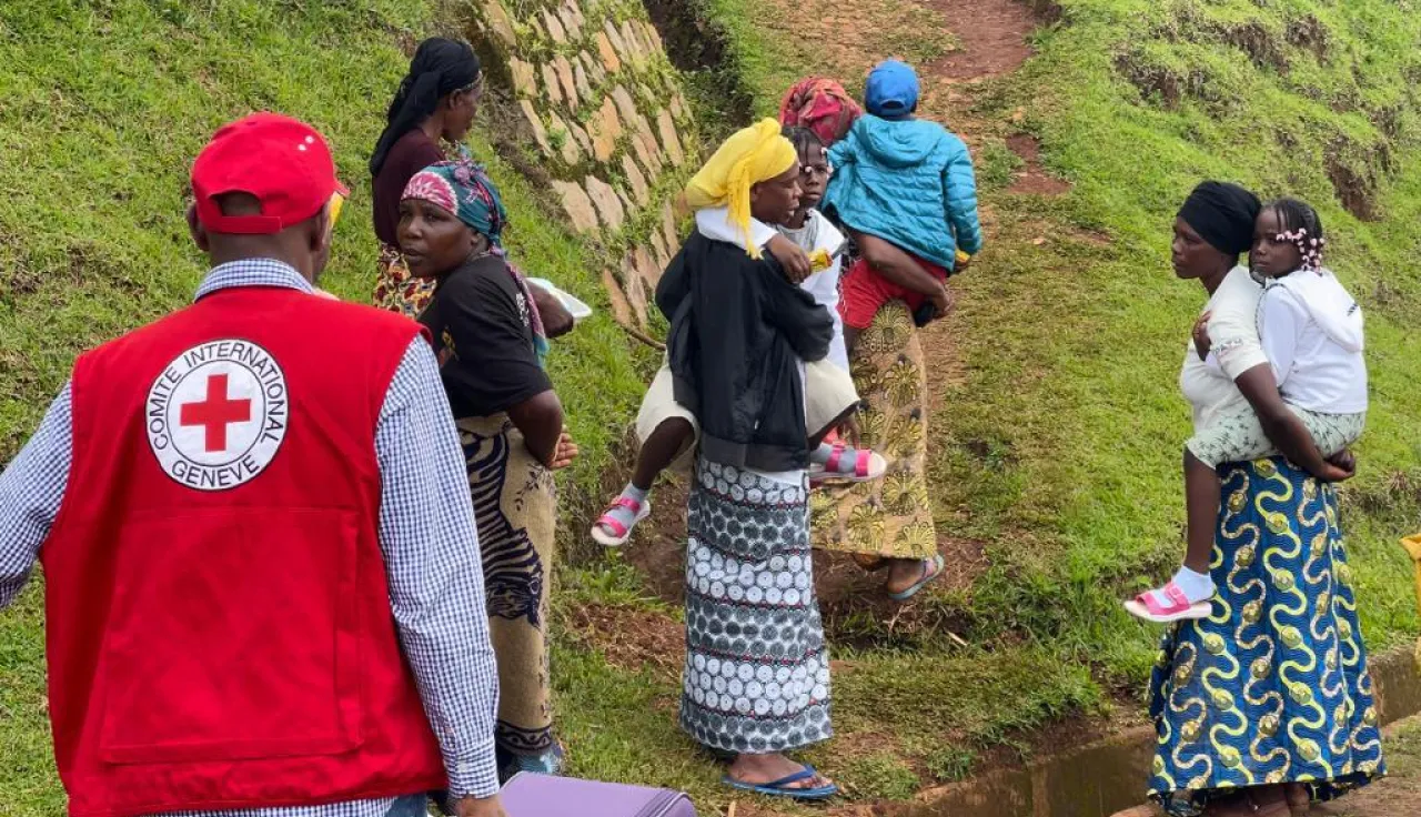 Relatives of the three unaccompanied receiving them from the ICRC staff 