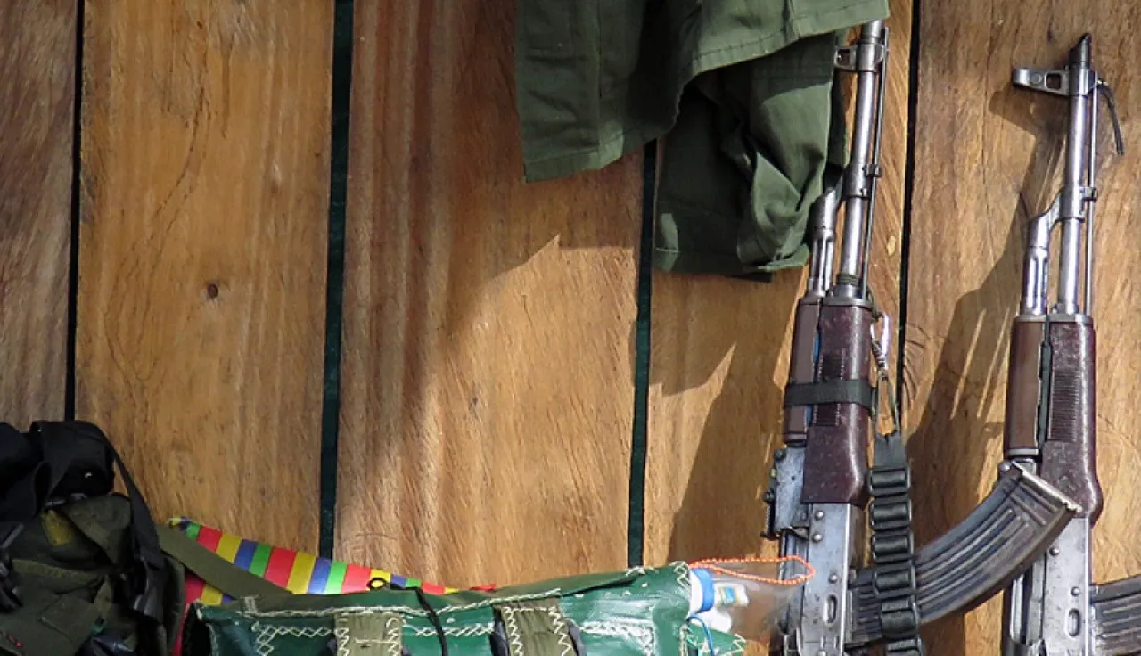 Armas de grueso calibre apoyadas contra un muro.