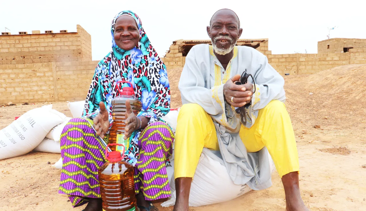 BADINI Boureima et sonépouse Bintou expriment leur satisfaction après avoir eçu des semences améliorées, des outils aratoires et des vivres de la part du CICR