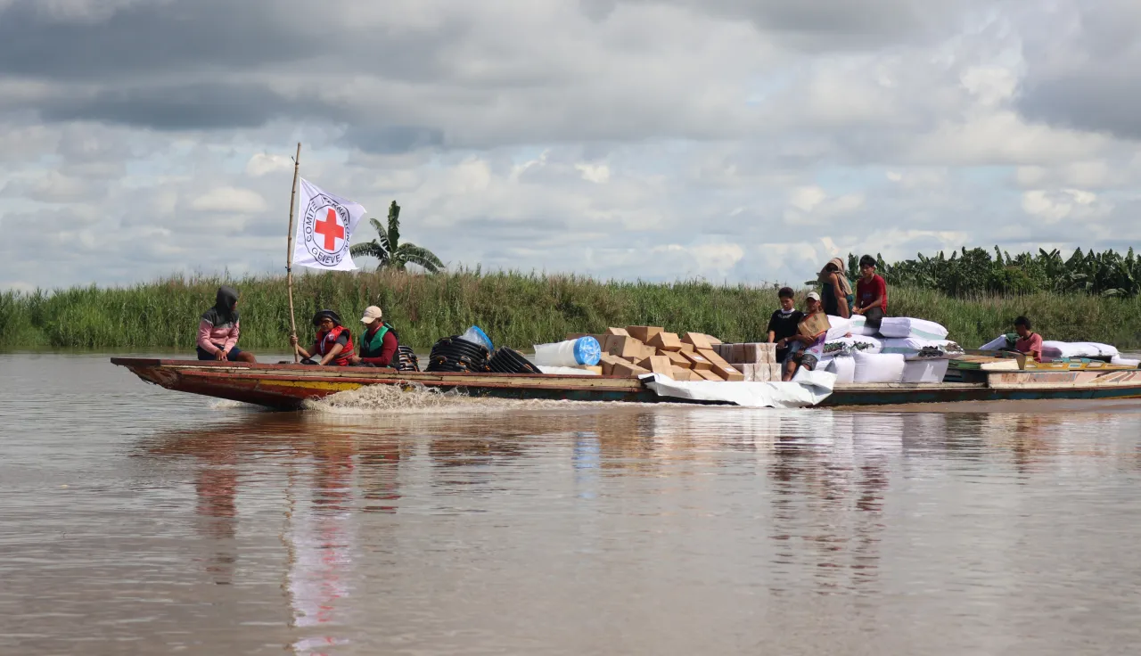 Boat carrying ICRC aid on the way to an affected community in the Philippines
