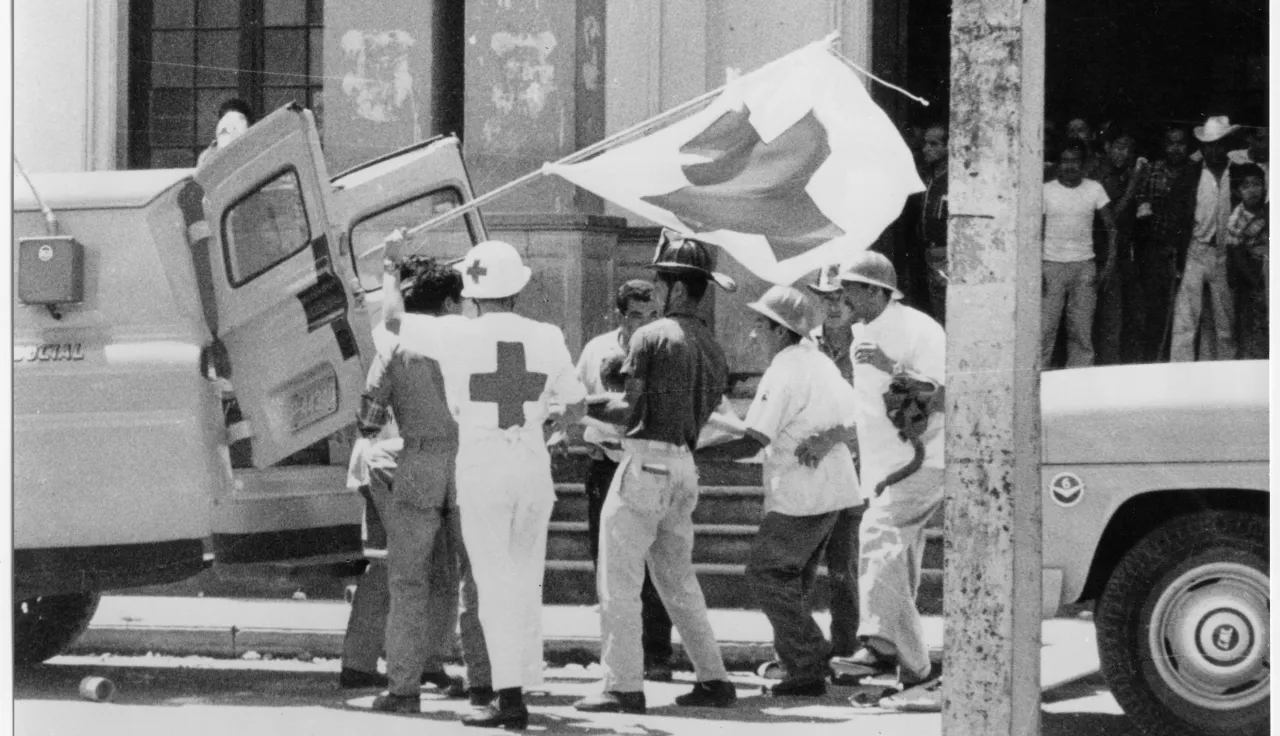 ICRC Archives Evacuation of the injured in Guatamala City. Photo: MARTIN, François Evacuation of the injured in Guatamala City