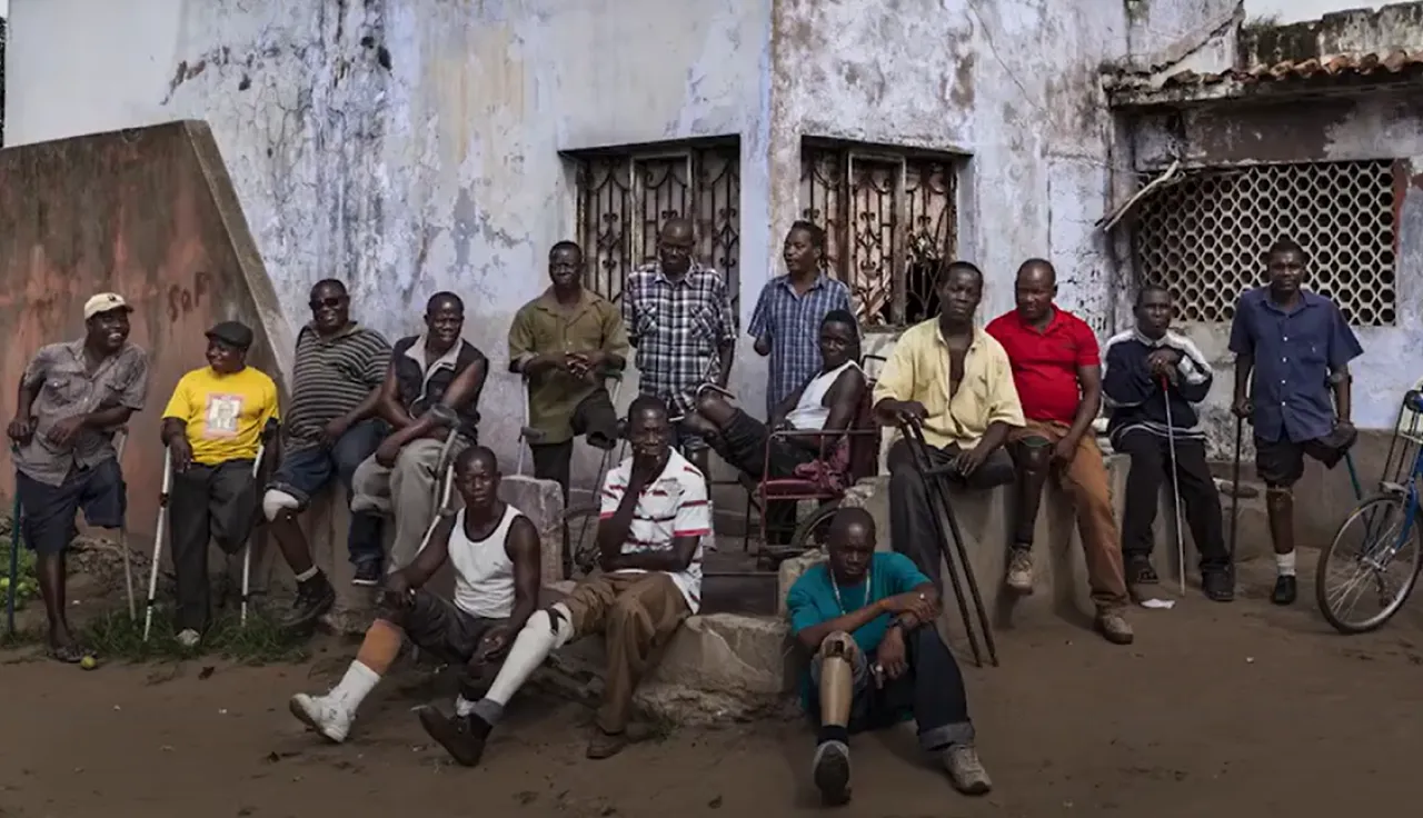 Miembros de una comunoidad en Colombia asistidos por heridas causadas por artefactos explosivos.