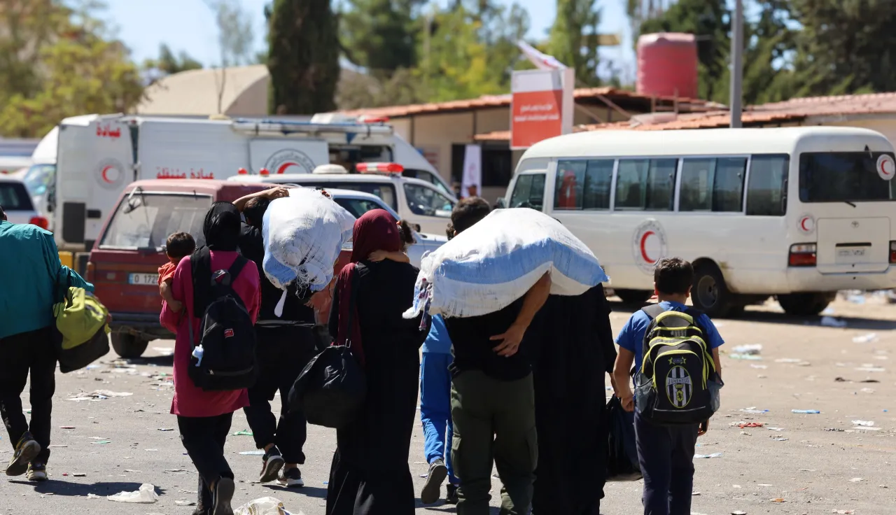 Families crossing the border from Lebanon to Syria. Ammar Saboh/ICRC