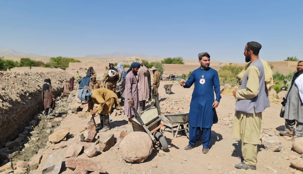 An ICRC staff assessing a Cash-for-Work activity in Trinkot, Uruzgan