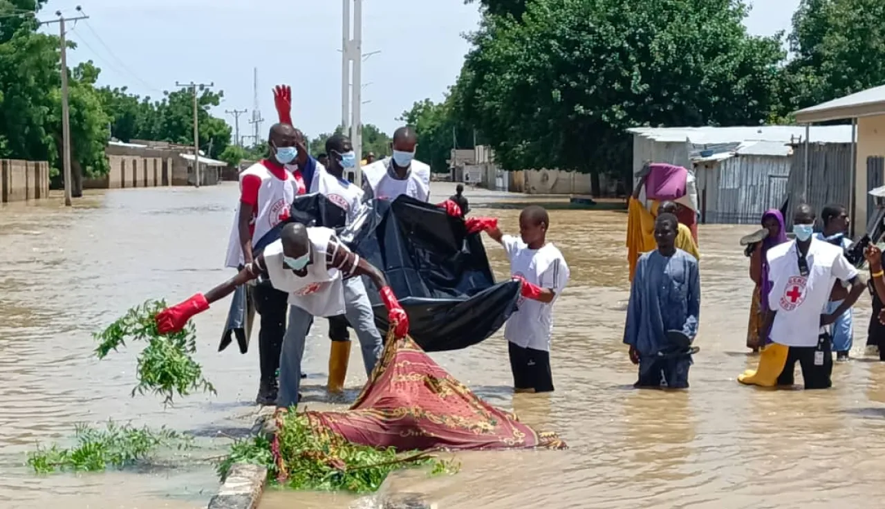 Nigerian Red Cross volunteers help to rescue victims of the Maiduguri floods.