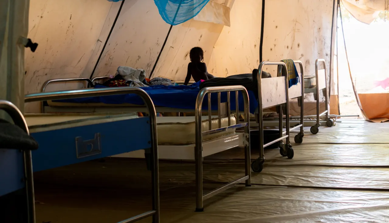 Silhouette of a child sitting on a bed in Biu General Hospital, Stabilization Centre. Photographer: Abdikarim Mohamed