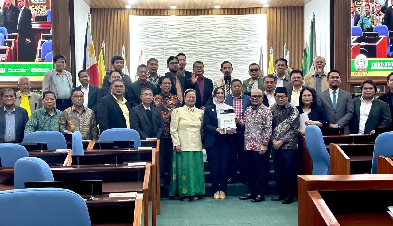 Staff from the International Committee of the Red Cross (ICRC) with Bangsamoro Transition Authority officials. Photo: J.Serato/ICRC. 