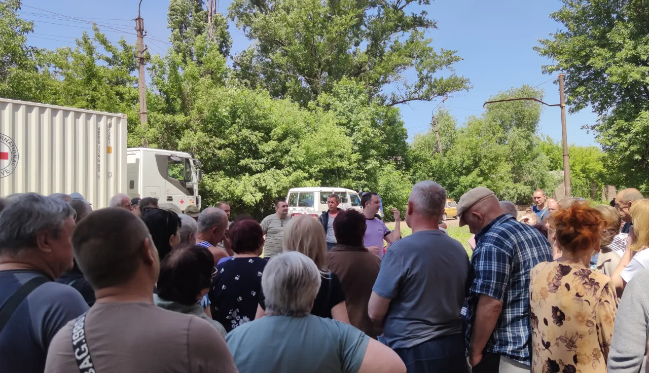 ICRC distribution of food parcels and hygiene kits in Yenakiieve, Donetsk. ICRC