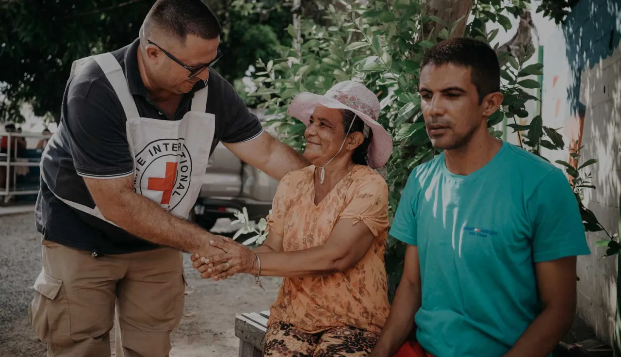 ICRC team helps people in conflict 