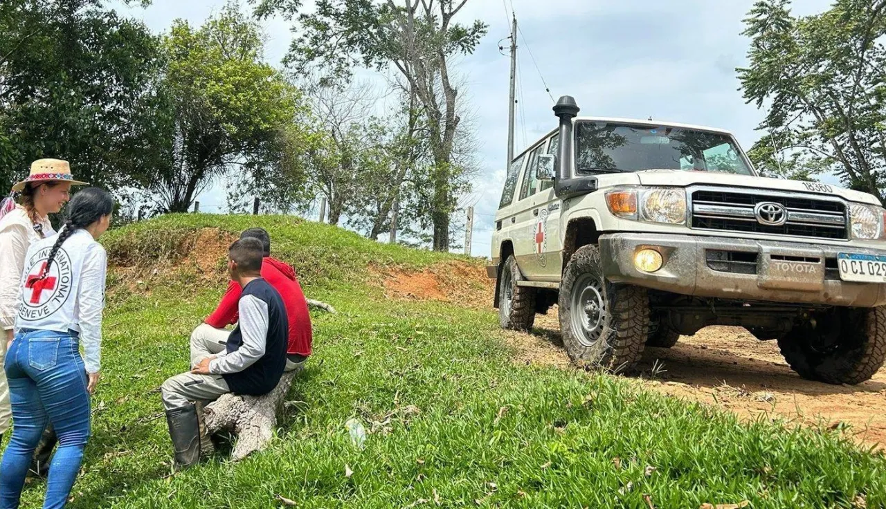 Personal del CICR dialoga con dos personas liberadas en Antioquia, Colombia.