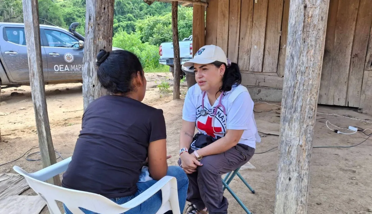 Una delegada del CICR dialoga con una mujer liberada en Colombia.