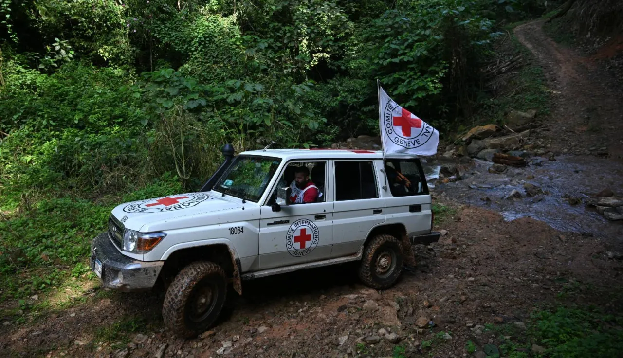 Una camioneta del CICR atraviesa un entorno selvático en Colombia. 