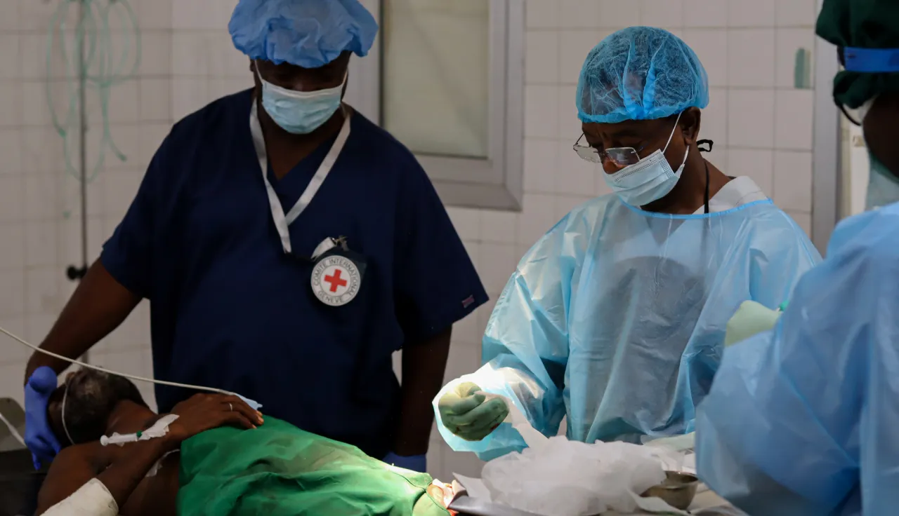 Cirurgiões do CICV operam um paciente.