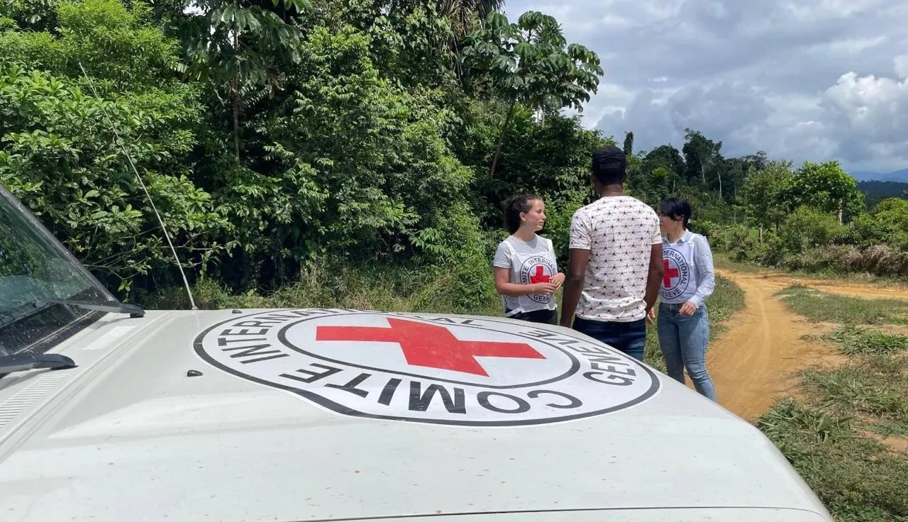 Dos delegadas del CICR dialogan con un hombre liberado en Colombia.