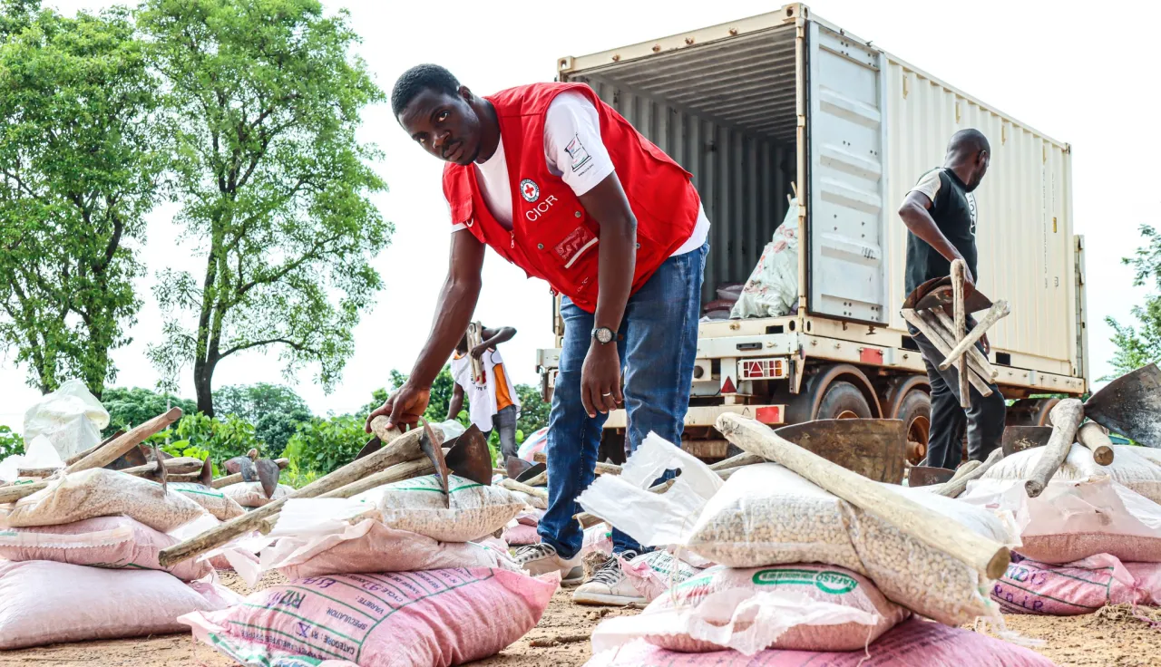 le CICR, en coopération avec la Croix-Rouge de Côte d’Ivoire (CRCI), a distribué des biens essentiels de ménages à 3’465 personnes à Govitan et Kologobo, dans la région du Bounkani, au nord du pays.