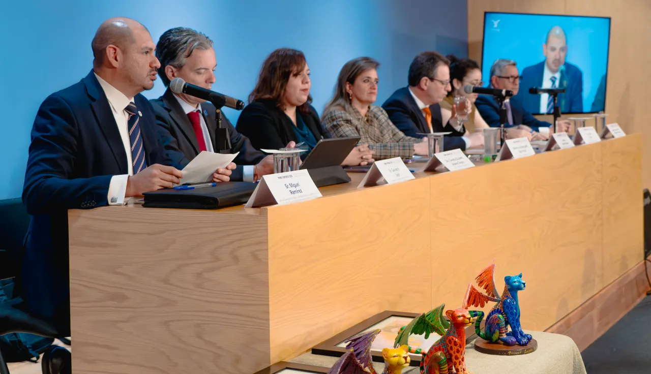 Integrantes de organizaciones convocantes del Premio Sentencias durante la premiación 