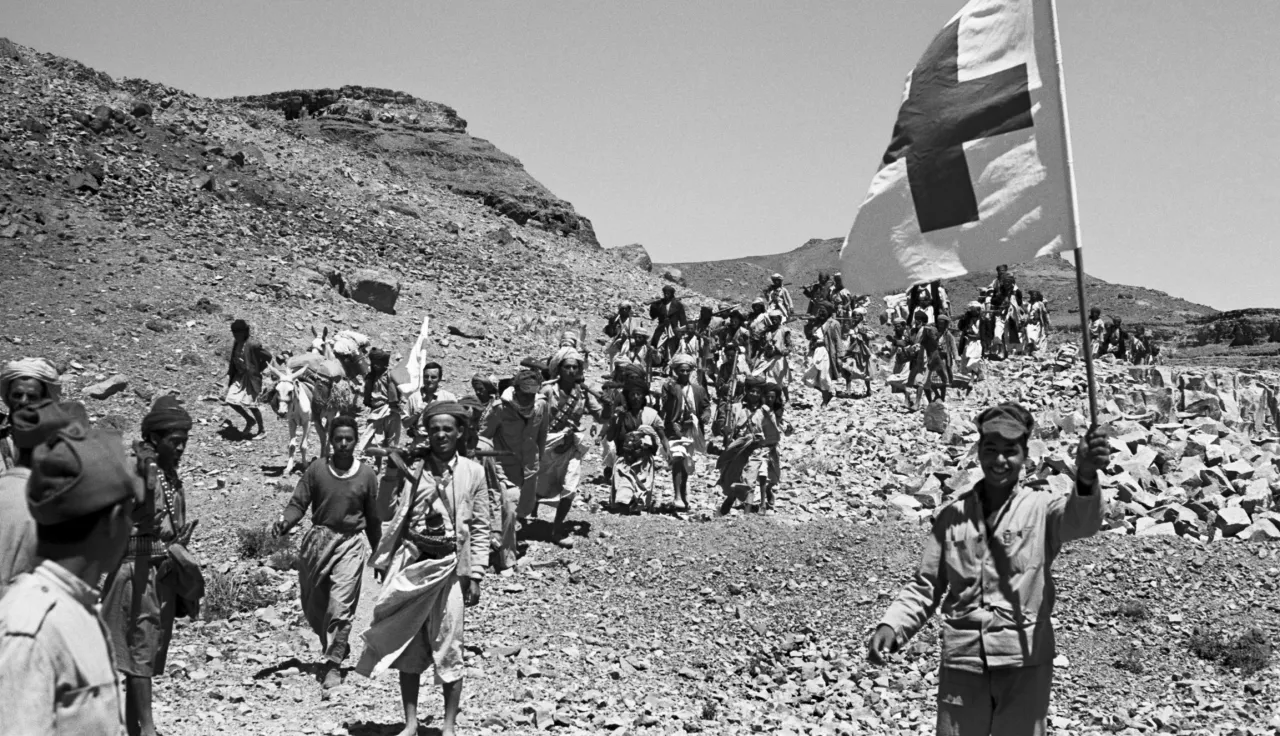 Yemen. Repatriación de prisioneros de guerra egipcios bajo los auspicios del Comité Internacional de la Cruz Roja el 11 de octubre 1965.  Según el artículo 118 del Tercer Convenio de Ginebra, los prisioneros de guerra deberán ser repatriados, sin demora, tras haber finalizado las hostilidades activas. 