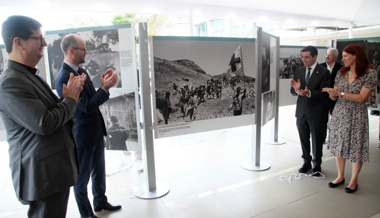 En la foto aparecen Gilles Roduit; embajador de Suiza en Venezuela, la jefa de la Delegación Regional Caracas del CICR, Valerie Aubert; Luis Farias, Presidente de la Cruz Roja Venezolana y el Padre Arturo Peraza, rector de la UCAB