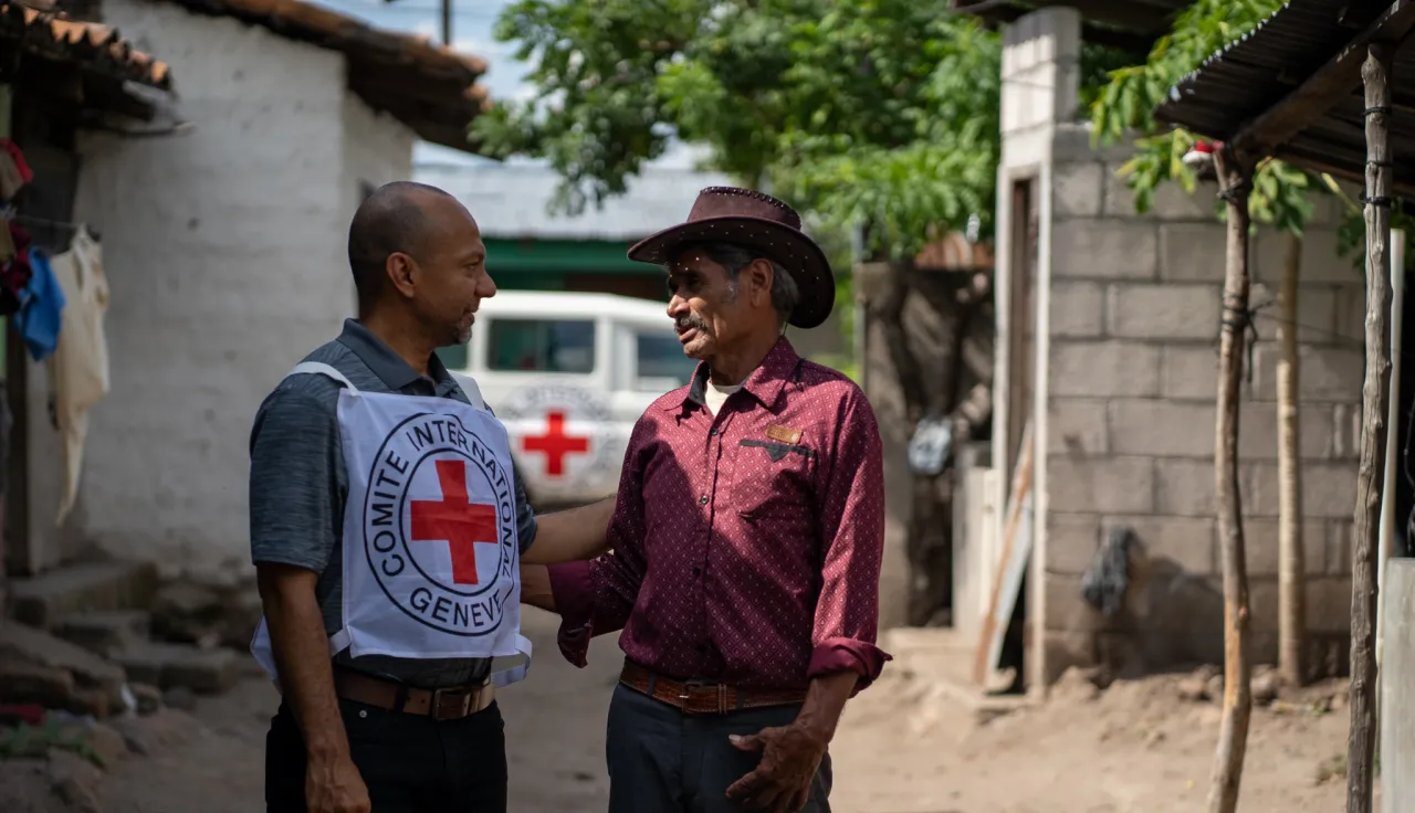Un delegado del CICR dialoga con un lugareño en Honduras.
