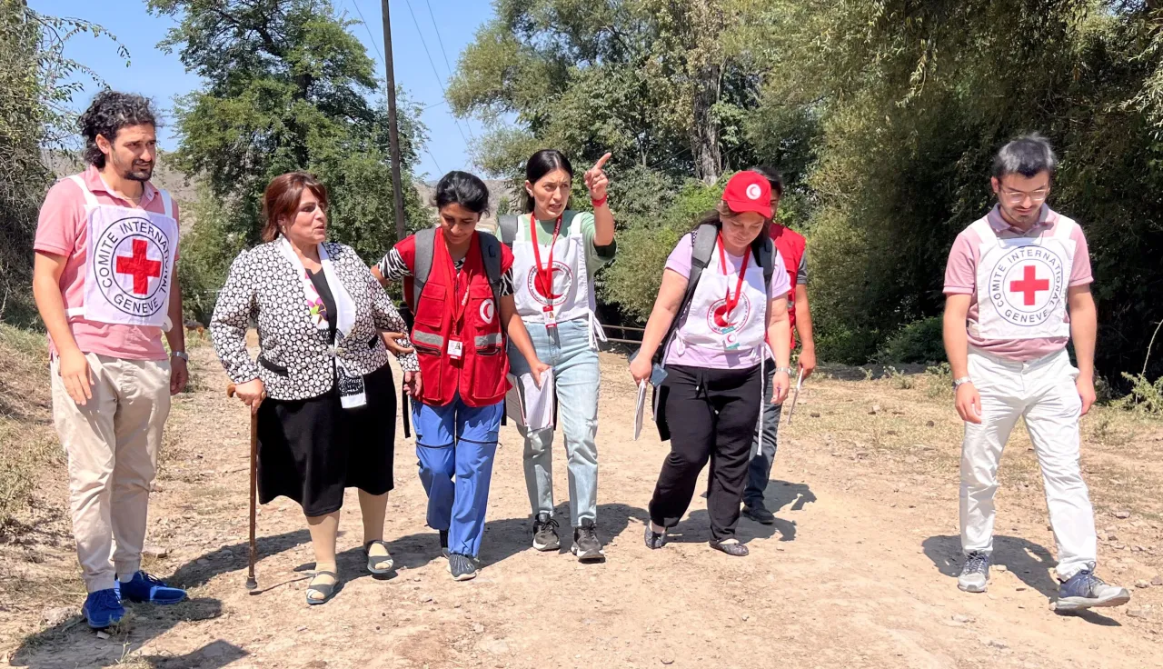 Mine victim with ICRC staff and AzRCS volunteers