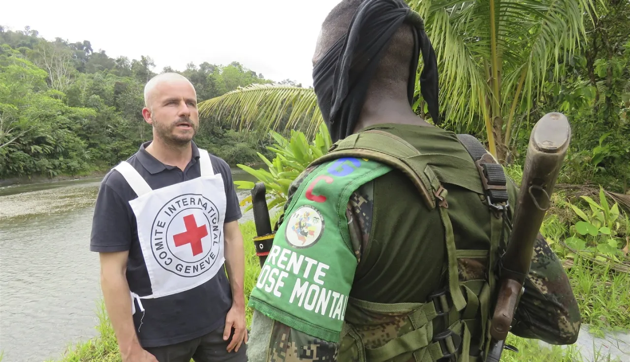 Chocó Department, Bojayá. An ICRC staff member dialogues with a combatant of the Gaitanista Self-Defense Forces of Colombia (AGC) about the principles of international humanitarian law (IHL). Chocó Department, Bojayá. An ICRC staff member dialogues with a combatant of the Gaitanista Self-Defense Forces of Colombia (AGC) about the principles of international humanitarian law (IHL). Ricardo MONSALVE GAVIRIA/ICRC