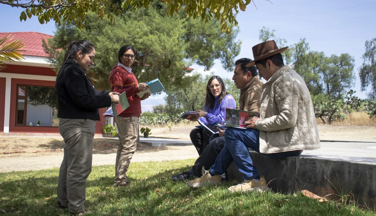 Defensores y facilitadores leen folletos de DIH del CICR.