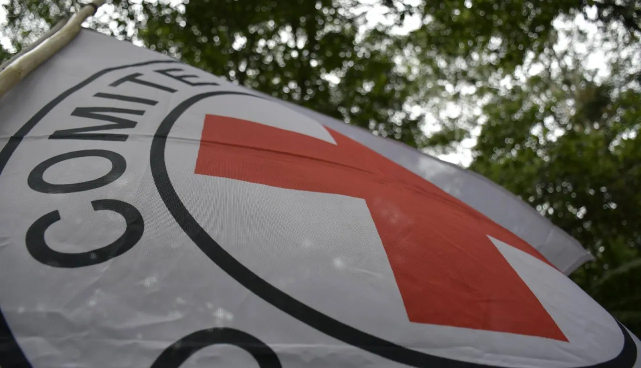 Una bandera del Comité Internacional de la Cruz Roja