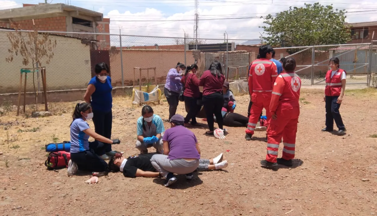 Foto: CRB Voluntarios de la Cruz Roja Boliviana enseñan primeros auxilios en una comunidad.